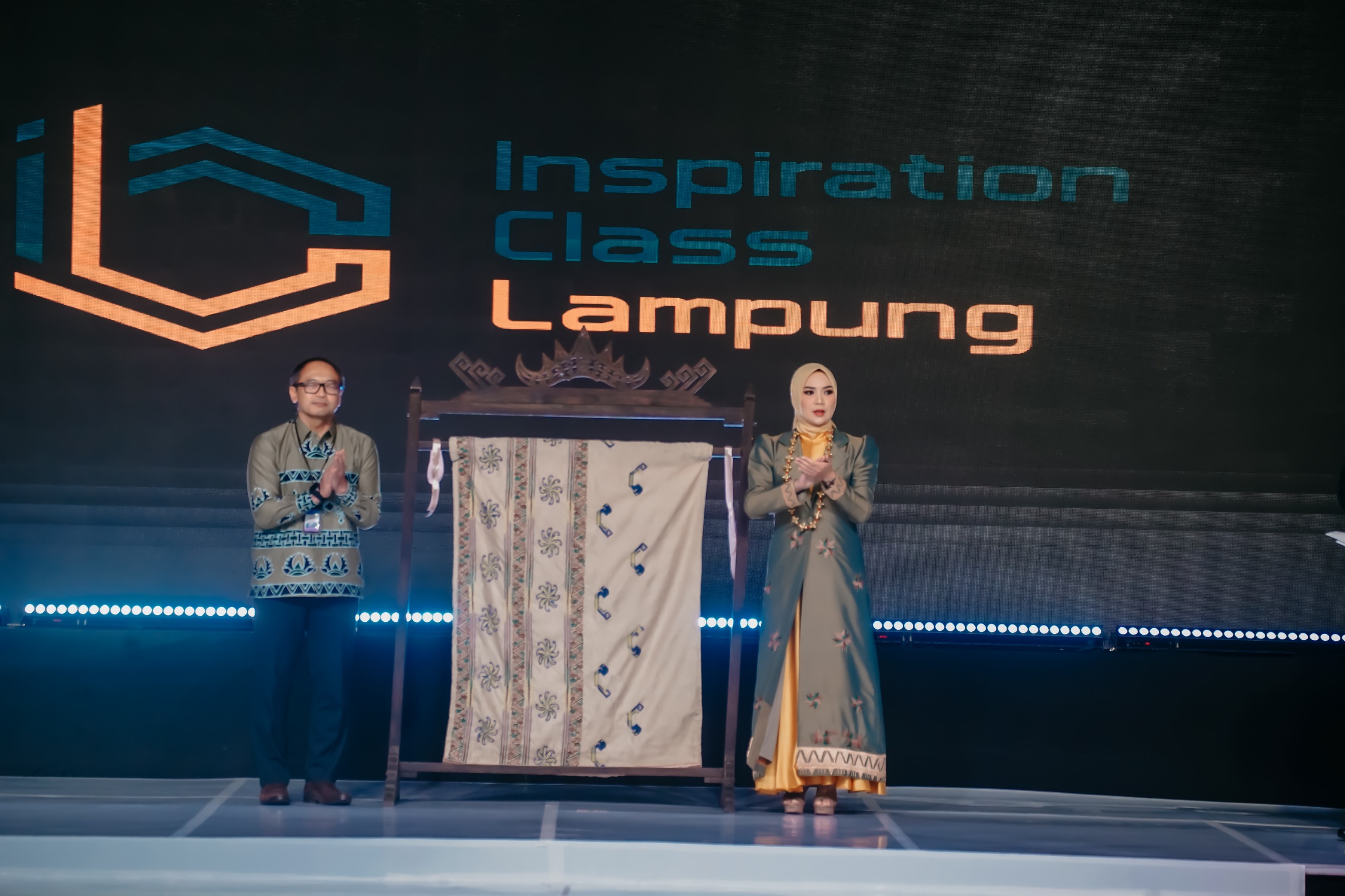 Ketua Dekranasda Provinsi  Lampung Tampil di Catwalk, Tegaskan Dukungan bagi Kebangkitan Industri Kreatif Daerah